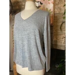 GAP Long Sleeved V-neck Shirt - Small